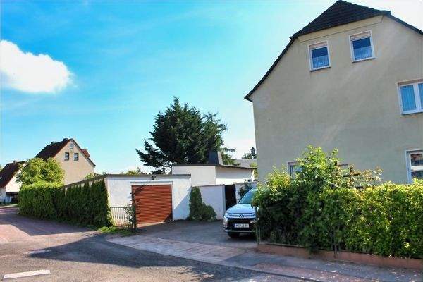 Garage 1 und Stellplätze