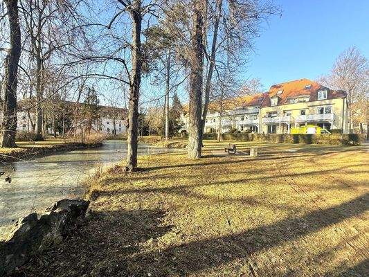 Park mit Teich und Häusern