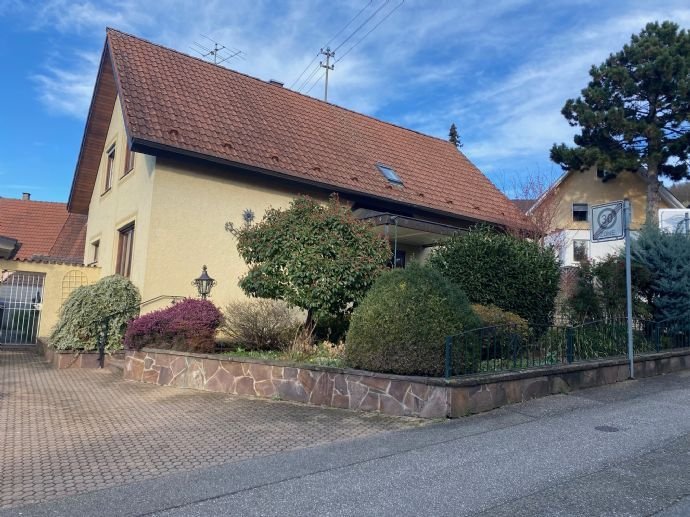 Wohnhaus mit idyllischem Garten!