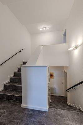 Attraktiver Split-Level-Charakter