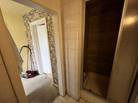 Bad und Flur Wohnung Dachgeschoss