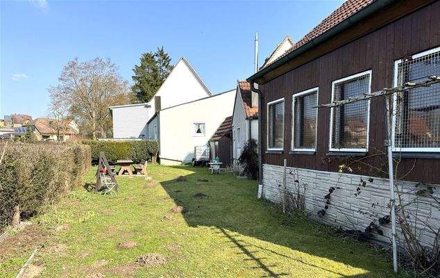 Garten hinter den Gebäuten - Westen