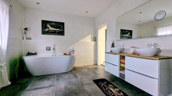 modernes Badezimmer im Obergeschoss