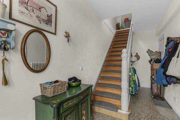 Eingangsberreich mit Treppenaufgang