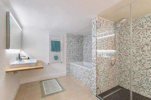 Eigenes Badezimmer im Untergeschoss