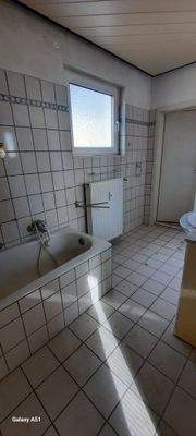 Bad mit Wanne und Fenster.jpg