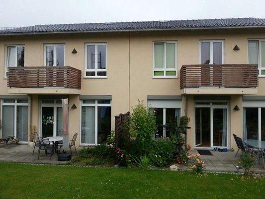 Rückseite mit Terrasse