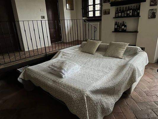 Wohnzimmer mit Doppelbett