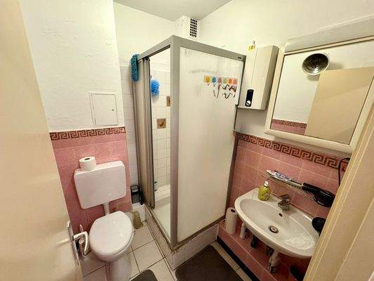 1. OG 1-Zimmer: Badezimmer