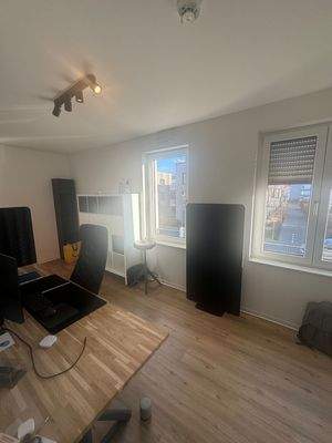 Zimmer mit Vinyl Boden und zwei Fenstern