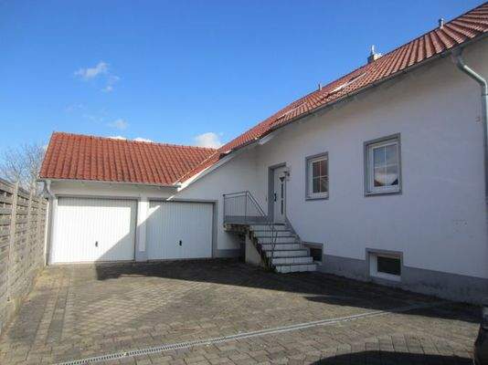 Einfahrt mit Garagen