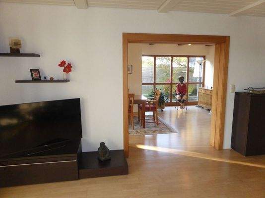 Blick Wohnzimmer in den Essbereich