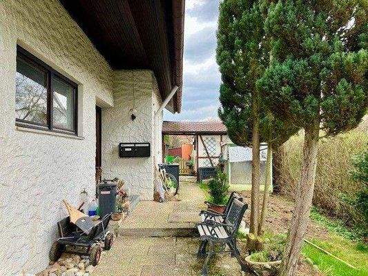 Überdachter Eingangsbereich EG.jpg