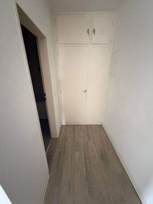 Schmaler Flur mit Schrank