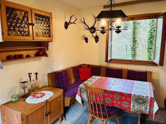 Hütte-1 - Sitzgelegenheit