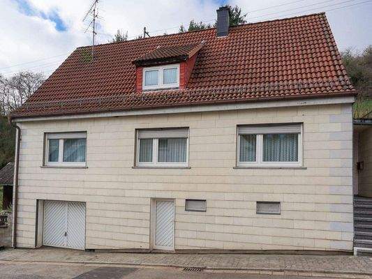 Hausansicht mit Garage und Kellereingang 