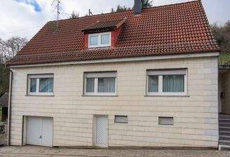 Hausansicht mit Garage und Kellereingang 