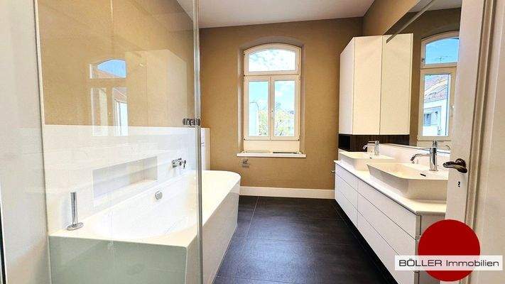 Modernes Badezimmer mit Fenster!