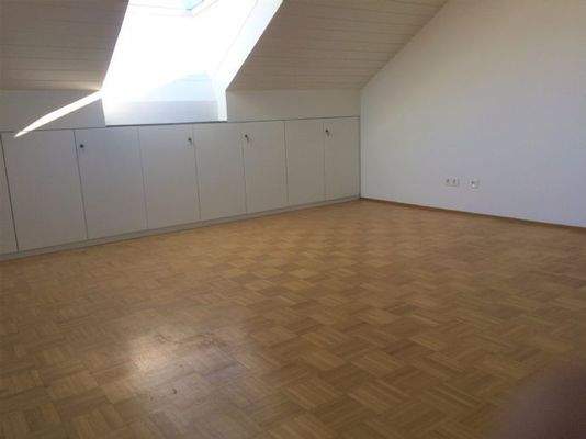 Wohnzimmer mit Einbauschr.