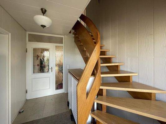 Heller Eingangsbereich mit Zugang zum DG