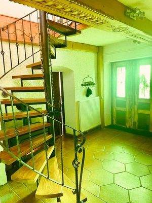 Eingangshalle mit Treppe zu den Zimmern