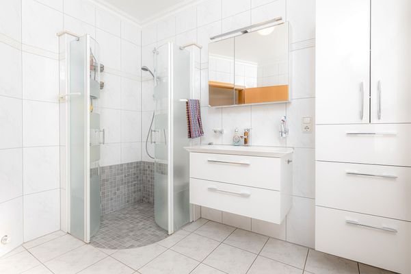 Badezimmer (EG)