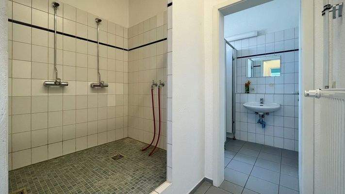 Obergeschoss I Sanitäranlage mit zwei Duschen