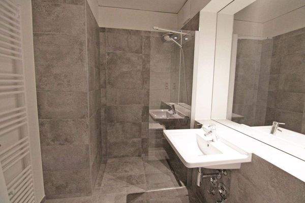 Duschbad mit großer Dusche