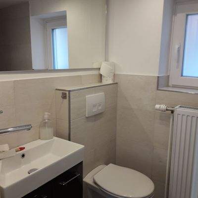 Vom Flur links : Das Duschbad