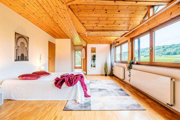 Dachgeschoss - Zimmer mit Ankleide, Balkon und Weitblick