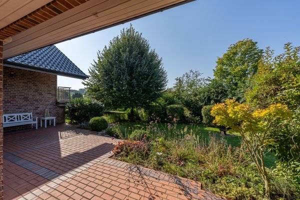 Blick von der Terrasse in den Garten