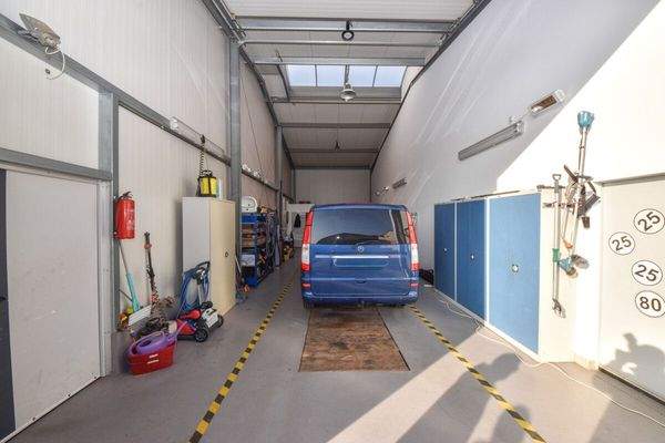 Gewerbehalle mit Grube