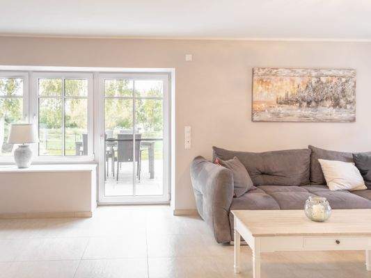 Wohnzimmer mit Zugang in den Garten