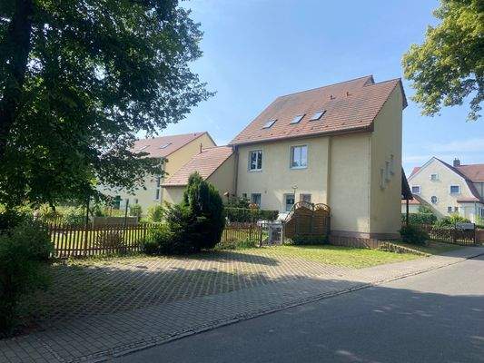 Ansicht Nord mit Stellplätzen.JPG