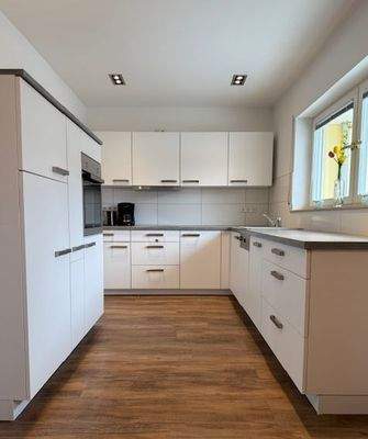 Küche mit elektrischen Großgeräten