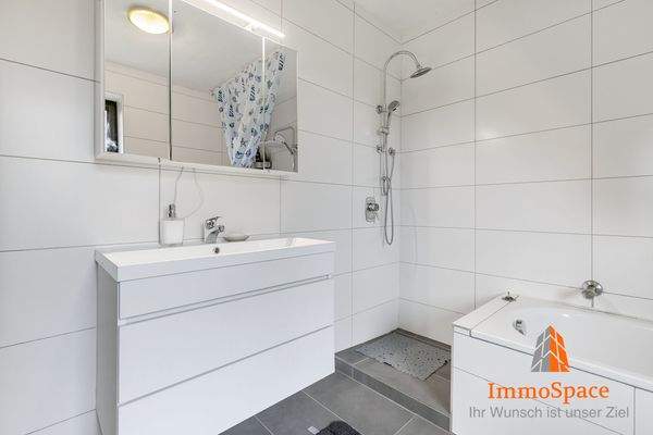 Modernes Tageslicht-Badezimmer