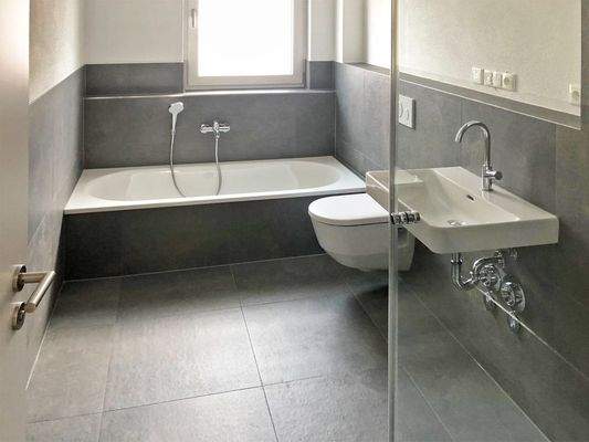 Badezimmer mit bodentiefer Dusche