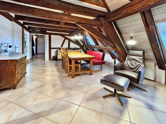 Hohe Decke mit offenem Gebälk im großen Essbereich