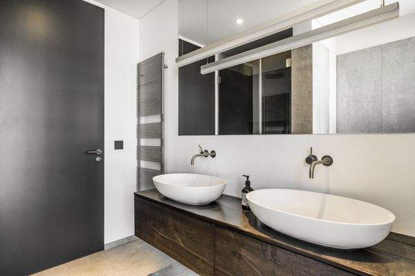 Duschbad mit Doppelwaschtisch und bodengleicher Dusche