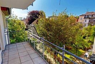 Auf dem Größeren der beiden Balkone haben Sie fast den ganzen Tag Sonne
