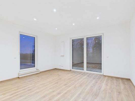 Zimmer im Obergeschoss mit Dachterrassen- und Balkonzugang