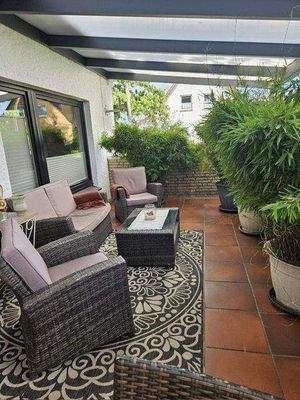 Überdachte Gartenterrasse