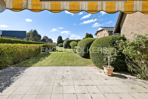 Südwest Terrasse mit Blick in den Garten