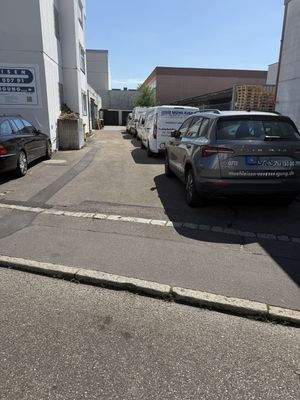 Parkplätze Zufahrt Lager Werkstatt