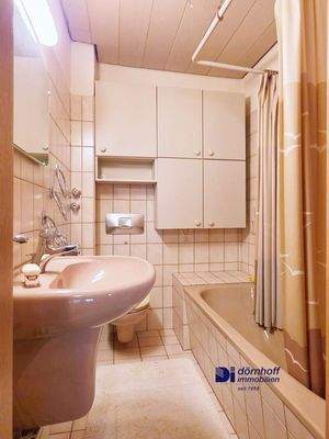 Badezimmer mit Duschwanne 1OG