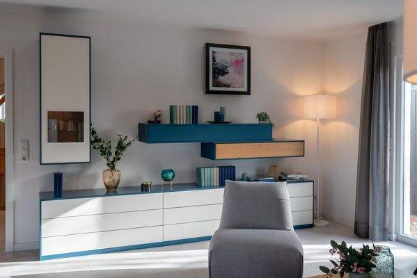 Moderne Wohnwand in hellem Raum