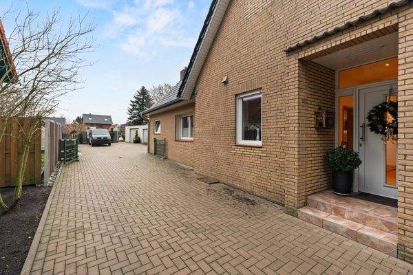 Zufahrt auf das grundstück zu den Garagen