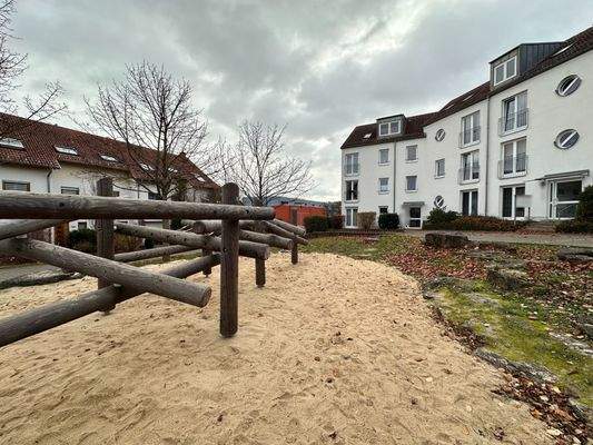 Vorderansicht mit Spielplatz