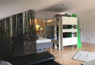 Wohnraum mit Blick in die Küche