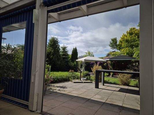 Blick von der überdachten Terrasse